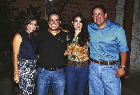 CON SUS MEJORES SONRISAS.
