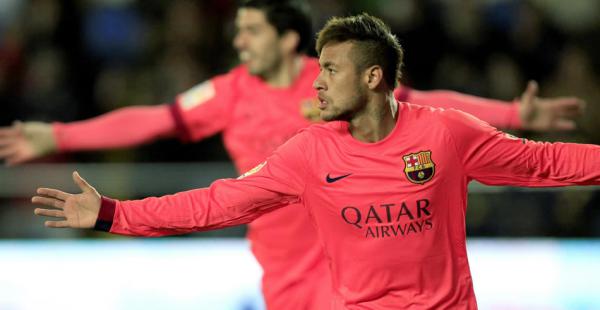Neymar sale con los brazos abiertos para celebrar su gol. Fue la apertura del Barcelona