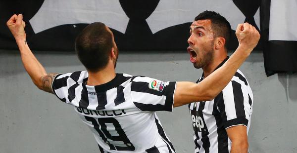 Juventus 'Carlos Tevez (derecha) celebra con su compañero Leonardo Bonucci tras anotar contra el Roma durante su Serie A italiana