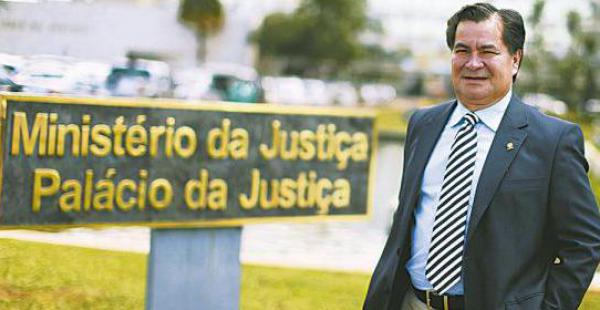 El exsenador que se encuentra refugiado en Brasil asegura que alertó al Gobierno sobre los 'narcovínculos' de su entorno.