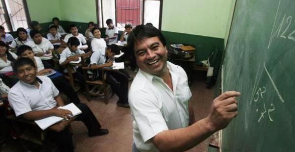 El papa dice que es una "injusticia" que los profesores estén mal pagados