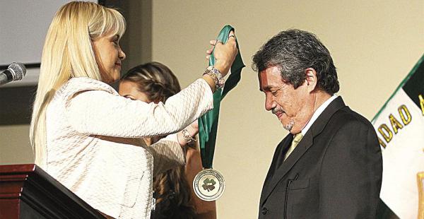 Molina juró al cargo en un acto realizado anoche en Los Tajibos