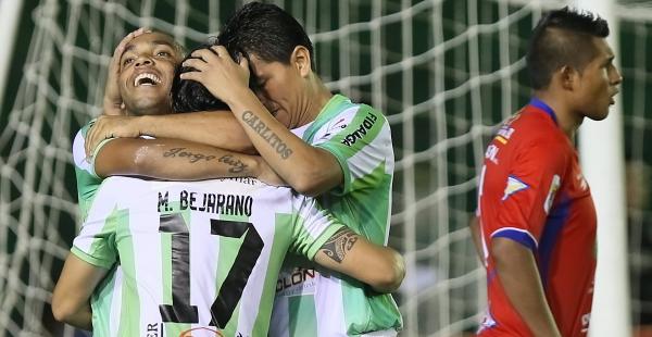 Thiago dos Santos celebra junto a Marvin Bejarano y Carlos Saucedo uno de los tres tantos de la escuadra refinera ante Universitario de Pando (3-0)