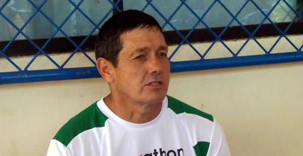 El DT de la selección boliviana, Mauricio Soria, brindando una conferencia de prensa al concluir el segundo día de entrenamiento con sus convocados
