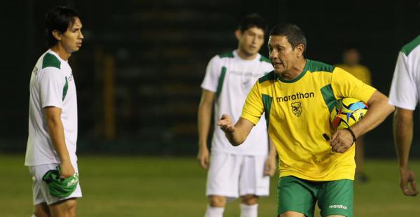 Mauricio Soria no puso reparos en parar las jugadas para brindar instrucciones a sus dirigidos