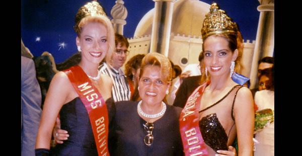 Gloria Suárez de Limpias en medio de Verónica Larrieu y Mitzy Suárez