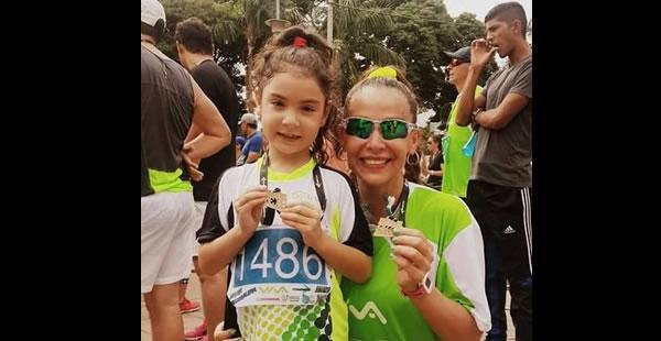La dupla en la primer carrera que realizó Brunita, con medalla y todo