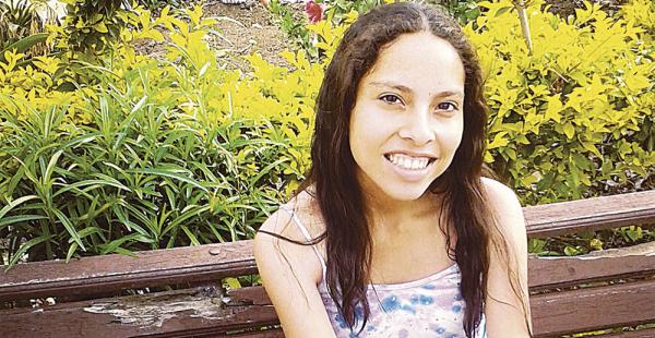 Alejandra tiene 19 años. Cada día sufre entre diez y 15 crisis. Pierde la conciencia en cada ataque