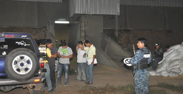 Policías de Montero, trabajadores de la empresa acopiadora y familiares de las víctimas trabajaron en el rescate de los cuerpos