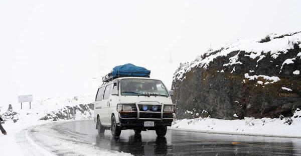 La Paz amaneció bajo una copiosa lluvia y con temperaturas muy bajas, por lo que se recomendó precaución en las vías.
