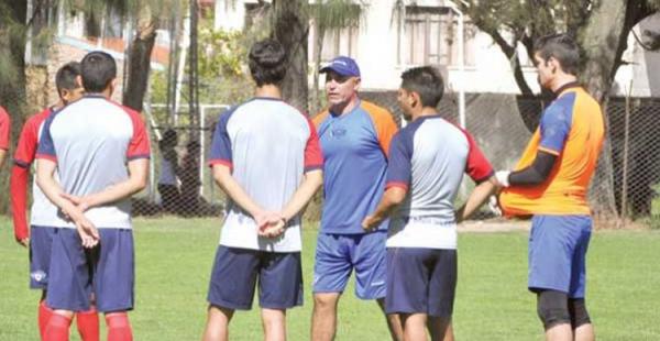 El técnico Llop tiene tiempo hasta la próxima semana para decidir al reemplazante de Dïaz en la defensa