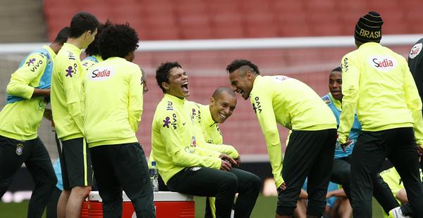 La selección de Brasil ya se encuentra en suelo inglés. Los dirigidos por Dunga realizaron el reconocimiento del Emirates, estadio donde se disputará el partido ante los chilenos.