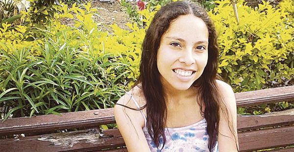 Alejandra tiene 19 años, cada día sufría entre diez y 15 crisis y perdía la conciencia en cada ataque de epilepsia, fue operada este sábado