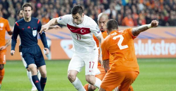 Burak Yilmak (centro) durante la acción del único gol que marcó la selección turca