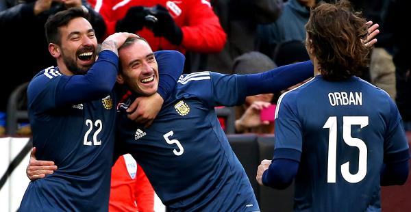 Federico Mancuello (5) celebra con su compañeros Ezequiel Lavezzi y Lucas Orban tras el segundo tanto de la albiceleste