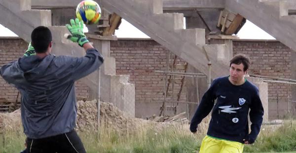 Bustamante en pleno trabajo con el arquero de San José en la última práctica del cuadro santo en la ciudad de Oruro