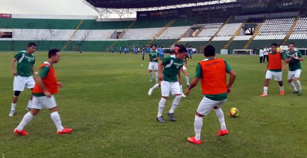 CALENTAMIENTO. La plantilla cumplió ayer su primer amistoso ante la sub-20 de Blooming