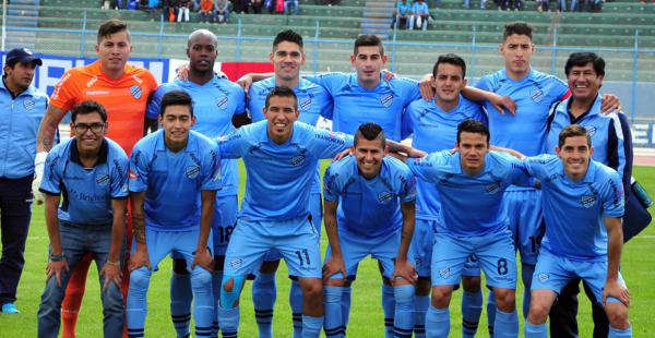 El plantel de Bolívar en pleno durante una de sus presentaciones en la Liga el Fútbol Profesional Boliviano. Varios de los titulares son cruceños