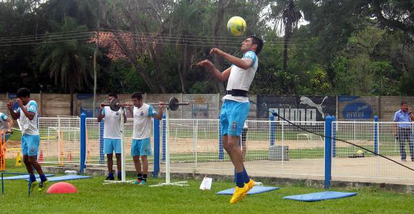 DEFENSOR. Pablo Pedraza (por cabecear el balón) espera aprovechar una oportunidad