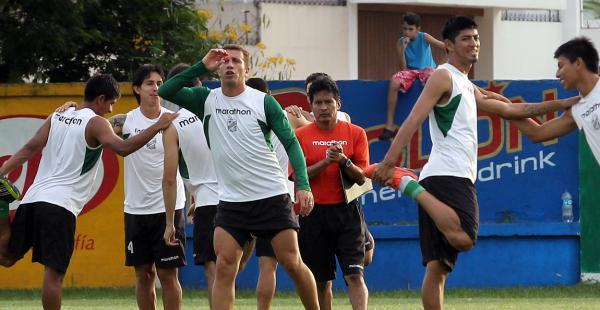 PROFESIONAL. Hace dos semanas, Juan Yucra se sumó al cuerpo técnico de David Avilés, en Oriente