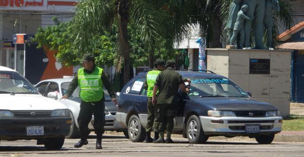 La Policía controla la circulación de vehículos en la avenida Virgen de Cotoca