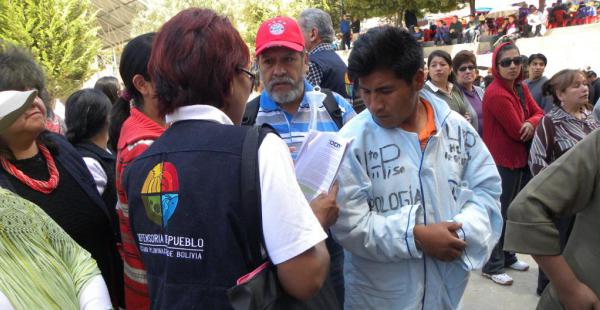El Defensor del Pueblo visitó el Colegio Hugo Dávila para observar el desarrollo de los comicios en ese recinto electoral.