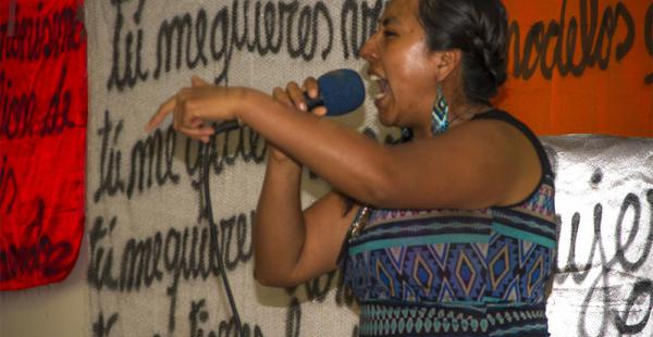 El colectivo feminista mujeres creando la trajo a Bolivia