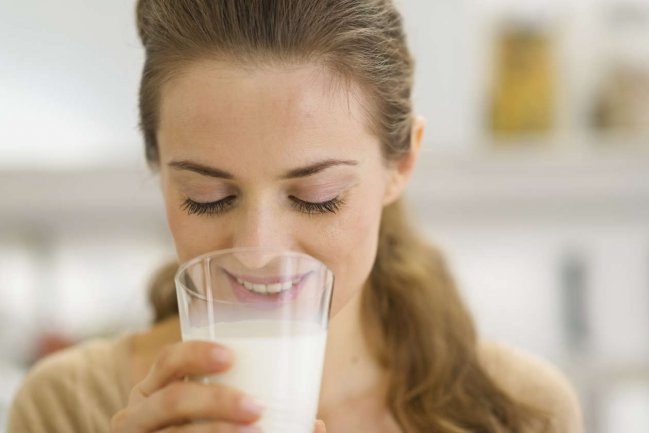 Mujer bebiendo leche Mujer bebiendo leche