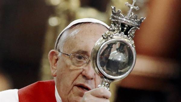 Francisco bendice la sangre de San Genaro en un encuentro especial con miembros del clero en el Duomo de Napoles./Reuters