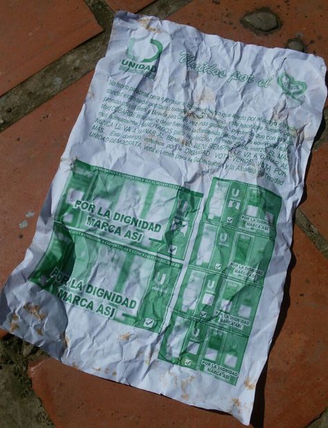 Uno de los panfletos que fueron encontrados en las calles de Trinidad induciendo al voto por UD. Foto: Rubén Ariñez