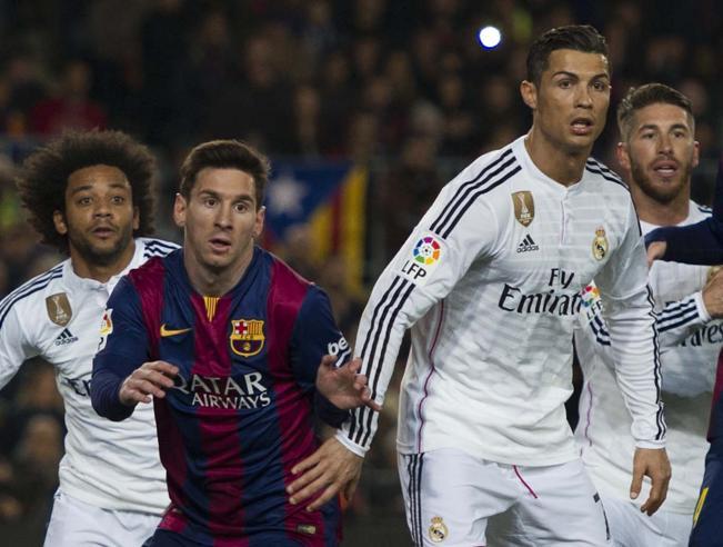 Messi y Cristiano, pareja de baile en un córner