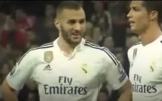 Benzema escucha a Cristiano Ronaldo en el Real Madrid-Schalke 04