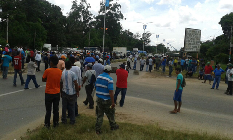 Transportistas-y-dragueros-bloquean-la-doble-via-a-la-Guardia.-