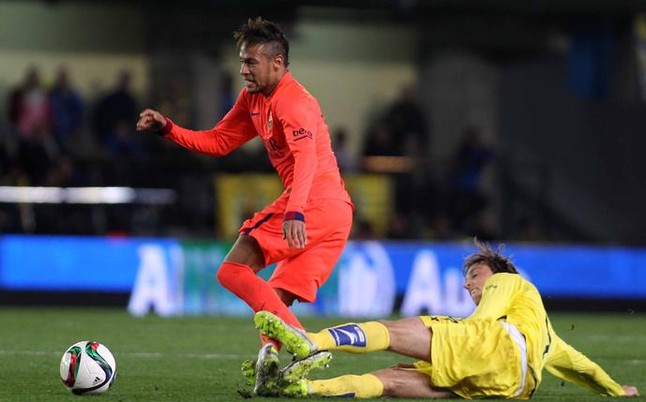 Esta terrible entrada de Pina casi lesiona a Neymar Jr.
