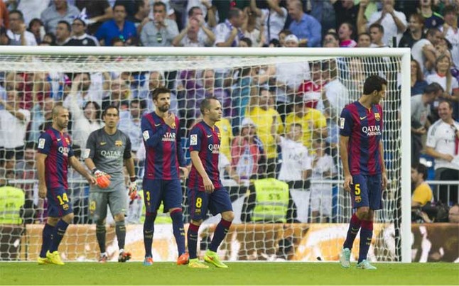 De izquierda a derecha: Mascherano, Bravo, Piqué, Iniesta y Busquets se lamentan tras encajar uno de los goles en el último Real Madrid-FC barcelona de la Liga BBVA 2014-15 (3-1)
