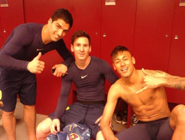 El tridente del Barça se hace unas fotos en el vestuario tras el Clásico
