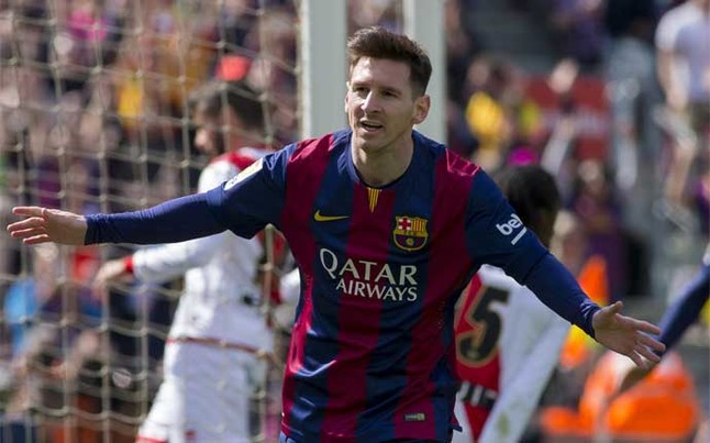 Leo Messi celebra uno de sus tres goles en el Barça-Rayo de la Liga 2014-15