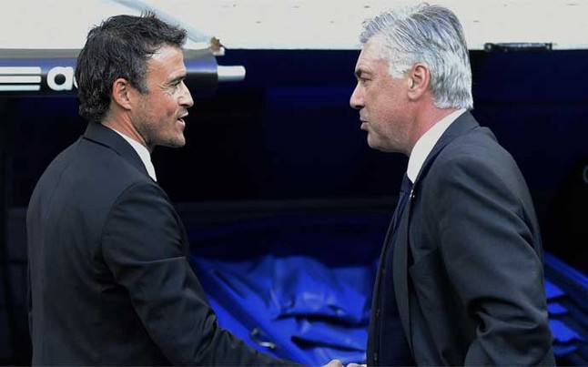 Luis Enrique Martínez y Carlo Ancelotti se saludan en los prolegómenos del Real Madrid-FC Barcelona de la Liga BBVA 2014-15