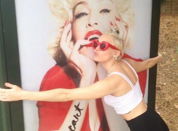 Miley Cyrus besa a Madonna en la boca