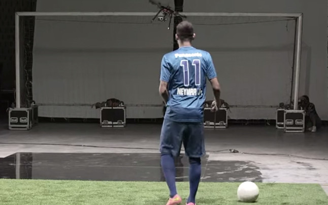 Neymar juega al 'tiro al dron' ¿Acertará?