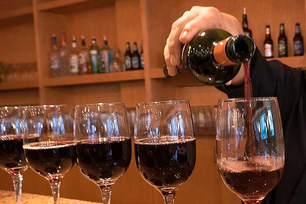 Taiwán: Requisan más de 30 mil botellas de vino chileno y español con etiquetas francesas