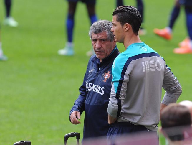 Cristiano Ronaldo, en un entrenamiento con el seleccionador de Portugal, Santos