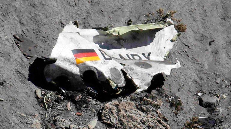 Uno de los pilotos del avión de Germanwings se encerró en el control y estrelló la nave, matando a las 150 personas