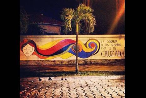 LAS CONQUISTAS Fue una de las últimas obras que realizó en Santa Cruz antes de mudarse a La Paz. Los colores y el estilo delatan a la autora. Esta obra se encuentra en la avenida Las Américas, otra parte está frente a la biblioteca Municipal