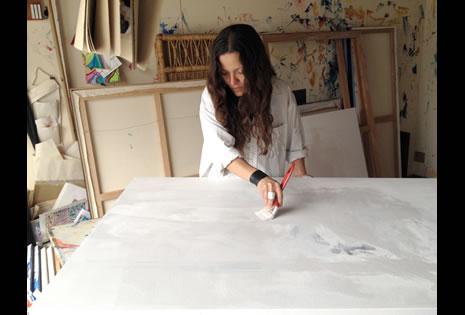 EN ACCIÓN Cuando Roxana empieza a pintar no hay quién la detenga, ni pantalón que quede limpio. En estos casos, el moño es imprescindible.