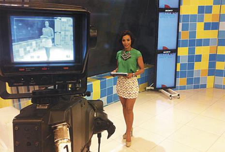 Hace cinco años que Gisely comenzó como presentadora en la red televisiva ATB, ha realizado tres programas femeninos y de variedades, actualmente conduce, junto con Davinia Fernández, la revista matinal Viva la mañana.