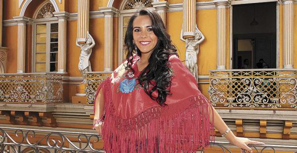 El ponchillo en un color más vivaz puede utilizarse durante el día con pantalones jeans.  La diseñadora pretende inculcar en las nuevas generaciones la tradición de usar la manta típica en cualquier ocasión.