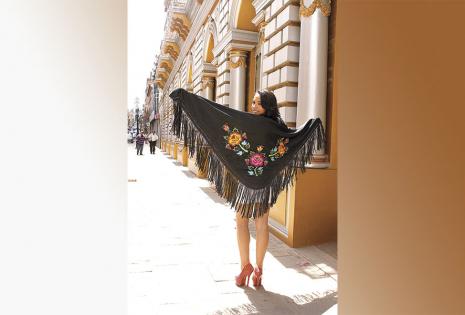 La pollera de la chapaca en las grandes festividades es roja, lo que demuestra alegría; la blusa y la manta son bordadas representando la exuberante vegetación. Aquí, se reemplazó la pollera por una minifalda y se estilizó una manta en piel de sirena de c