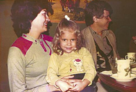 Mikaela pequeña con su madre, Elena y su padre, Bo