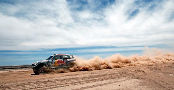 El catari Nasser Al-Attiyah corre en un Mini con el número 301